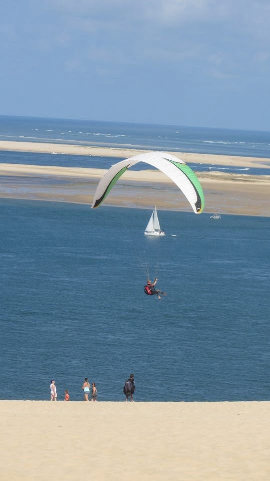 Jadralni padalec nad sipino.