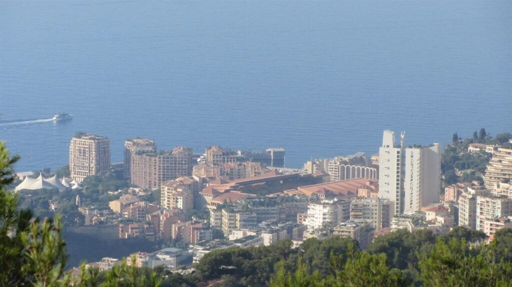 Nekoliko zamegljen pogled z avtocestnega počivališča na Monaco.