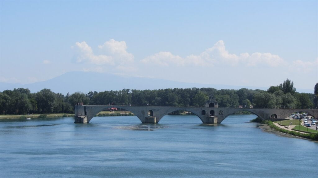 Razvpiti, nikoli dokončan Avignonski polmost.