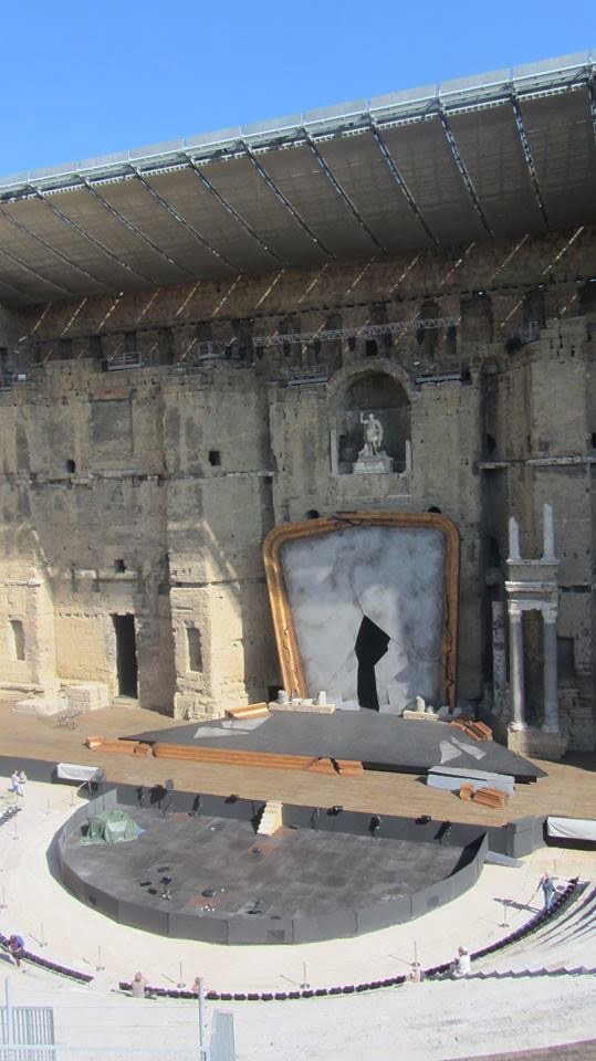 Rimsko gledališče v Orangu z ohranjeno steno za odrom je sprejelo 2000 obiskovalcev