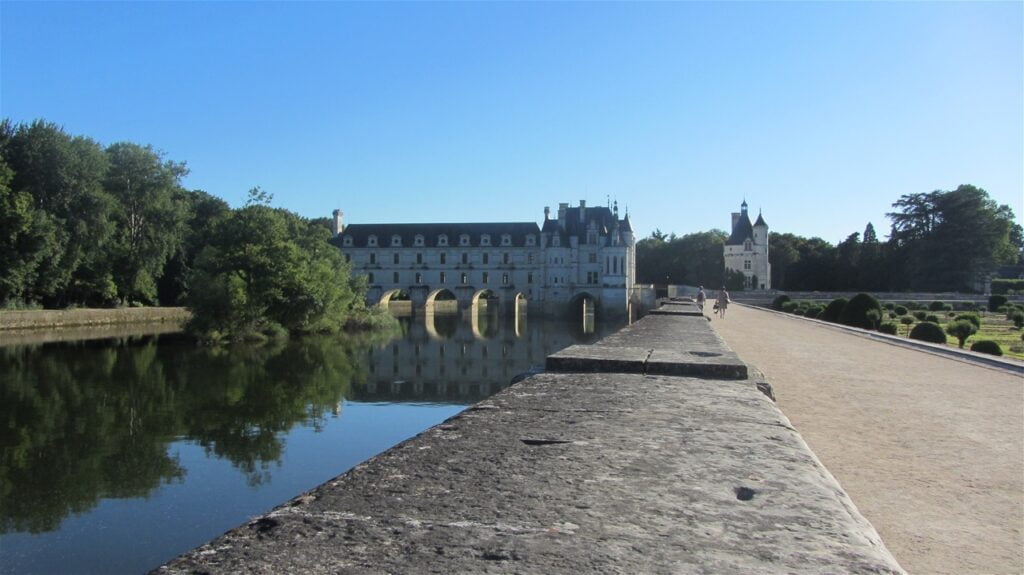 Grad Chenonceau je odigral pomembo vlogo v več spopadih oz. vojnah. Vsaj enkrat je služil kot most čez reko Cher od ene do druge sprte strani