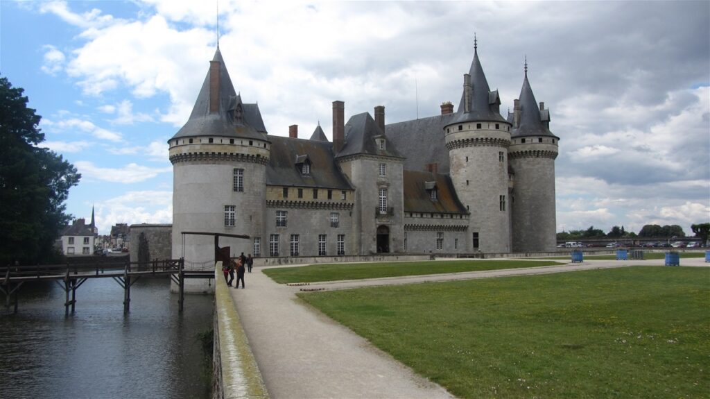 Grad Sully-sur-Loire spominja na grad, v katerem je živela Sneguljčica.