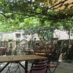 Kot da bi šli v kraško gostilno pod trtami.