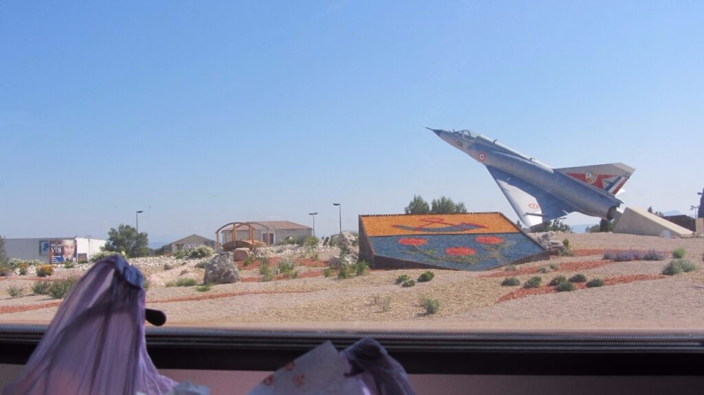 Krožišče z grbom in raketo