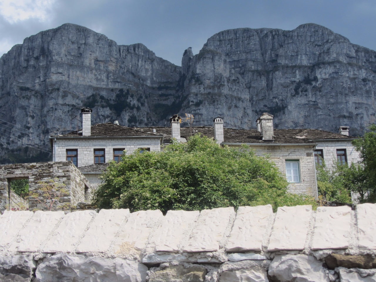 Slikoviti Mali Papigo tik pod goro Astraki, a 1500 m nižje. Vas je tik pod navpičnima stenama, ki se imenujeta Dimnika.