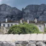 Slikoviti Mali Papigo je tik pod navpičnima stenama, imenovanima Dimnika.