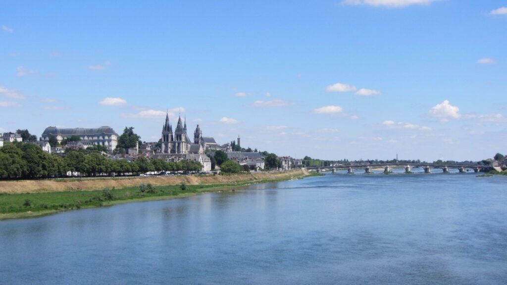 Srednjeveško središče mesteca Bois s starim mostom, fotografirano s kolesarske poti.