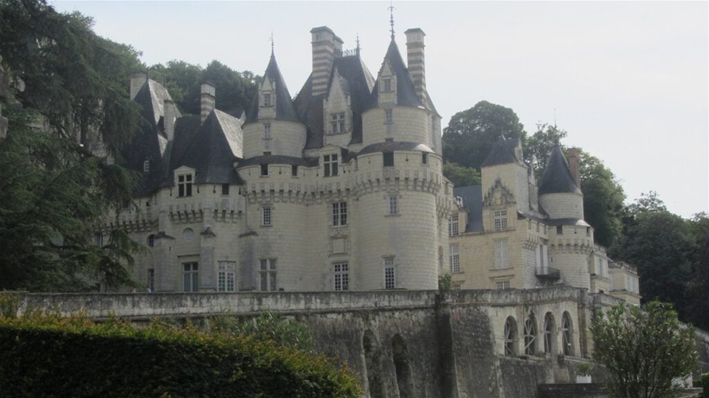 Usse - tukaj je v resnici živel avtor Trnuljčice Charles Perrault, ki jo je napisal leta 1697 in mu je grad služil kot navdih.