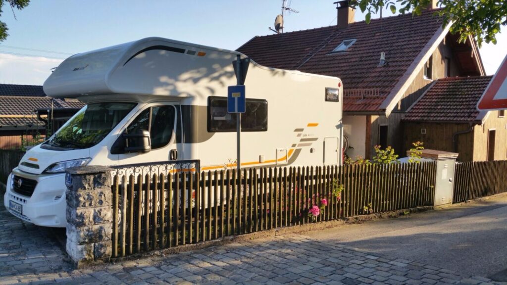 Münsing pri Claudii in Andiju. Claudia na FB: Zdaj izvedela, da je moj Andi slikal avtodom na nasem dvoriscu. Ogromni novi kos ob nasi mini stari bajturi. 😁 Foto: Andreas Massier