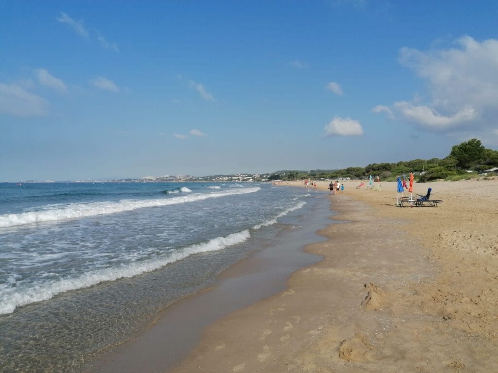 Kilometer in pol dolga plaža ob kampu ob 9-tih zjutraj