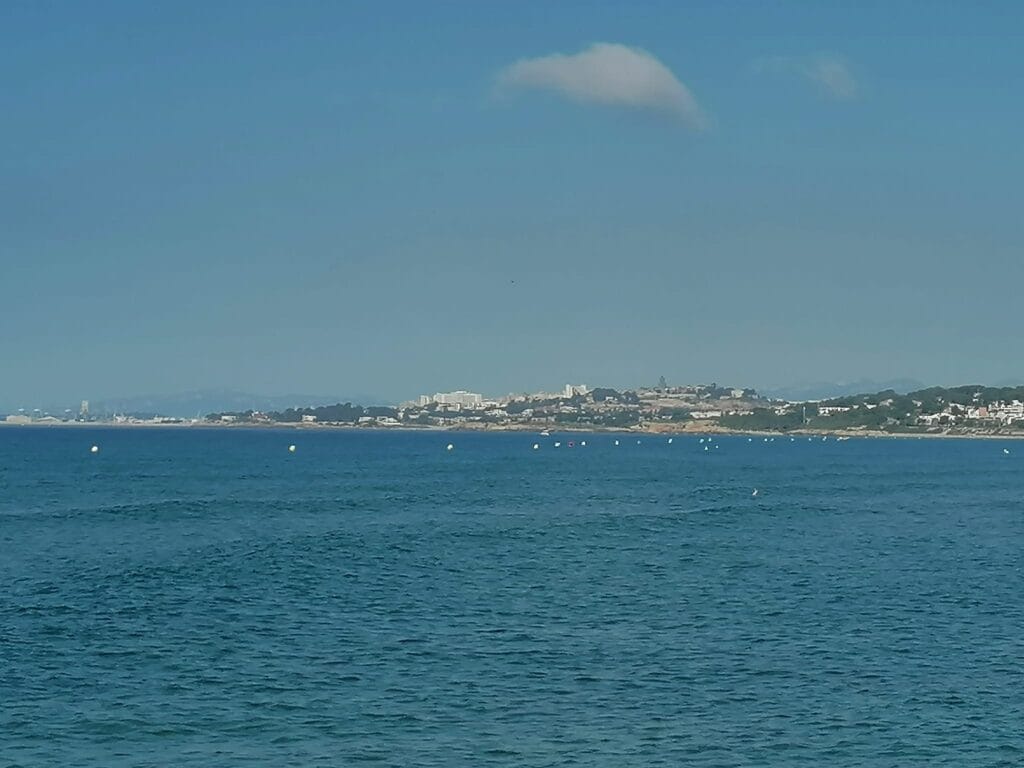 Pogled s plaže na Tarragono