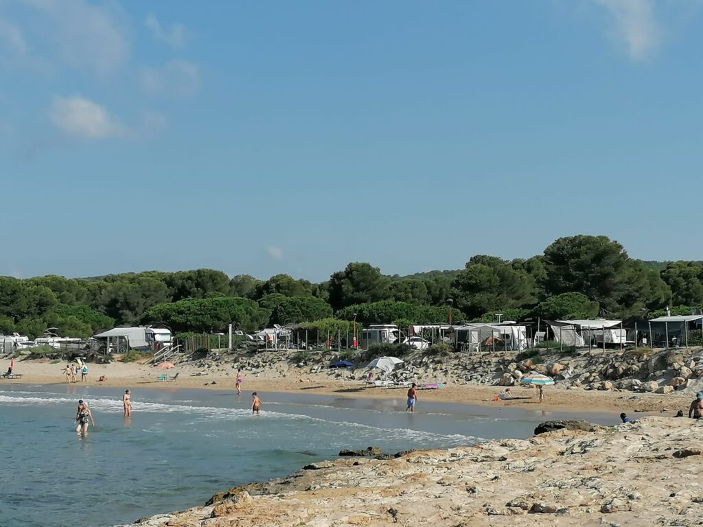 Pogled s skalnega dela plaže na kamp