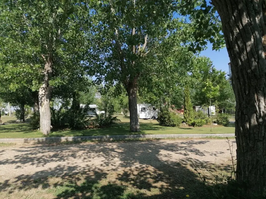 Senčen in prostoren kamp