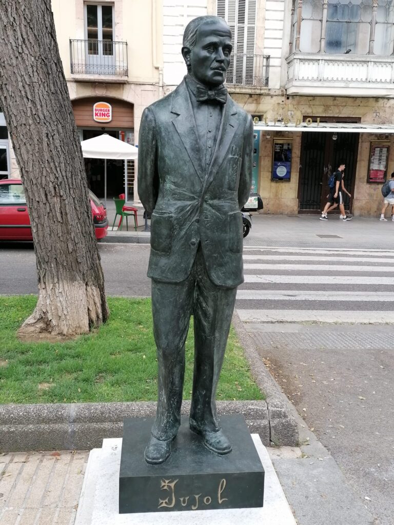 Spomenik Josepu Marii Jujolu slovitemu katalonskemu arhitektu, sodelavcu Gaudija, najdete na Rambli, čisto na koncu, blizu razglednega balkona.