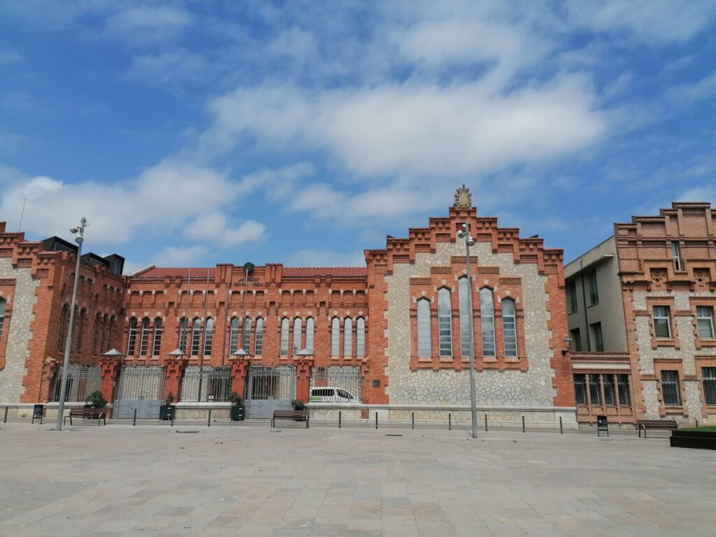 Univerza, na mestu nekdanje klavnice, ki je delovala do konca 19. stoletja