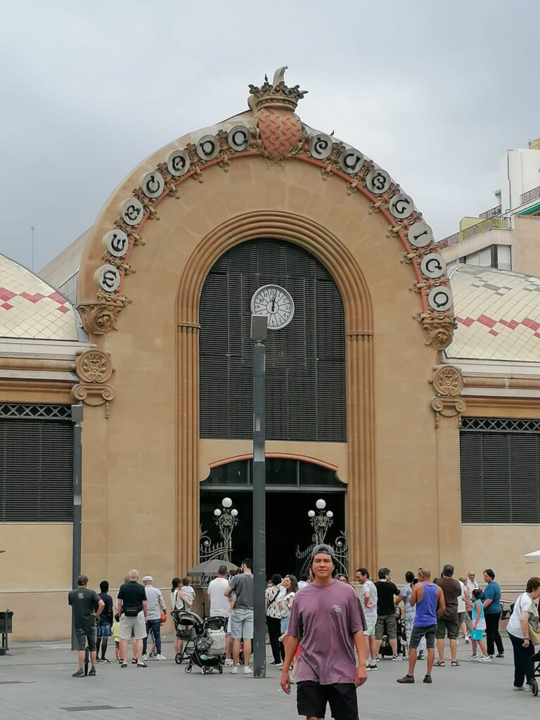 Vhod na pokrito mestno tržnico
